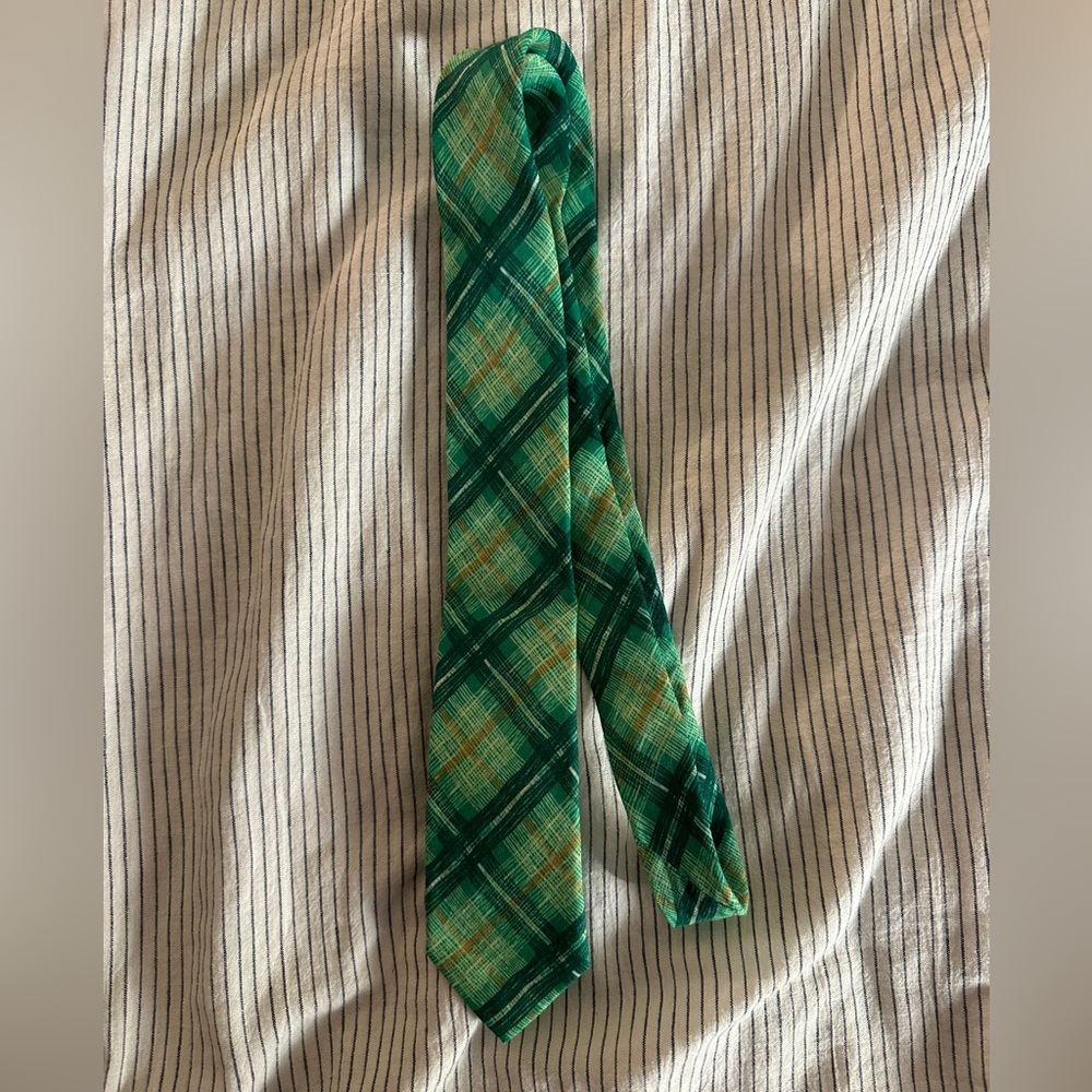 Green stripped neck tie